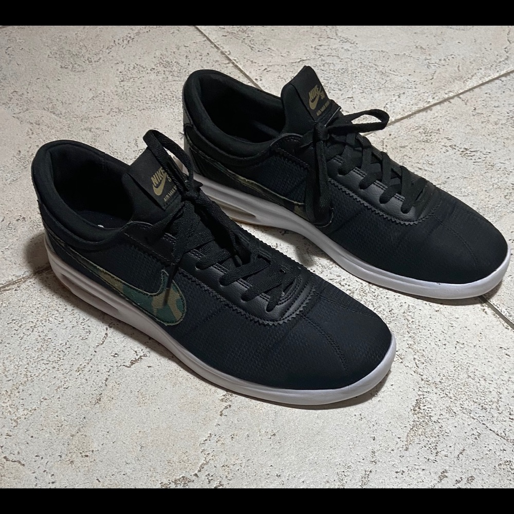 Men’s Black Nike sneakers